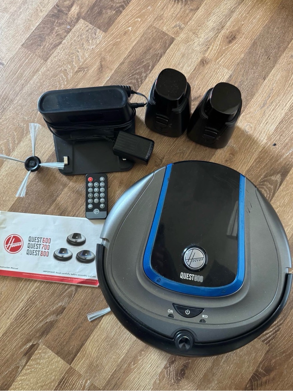 Hoover Quest 800 Robot Vacuum in Black and Blue